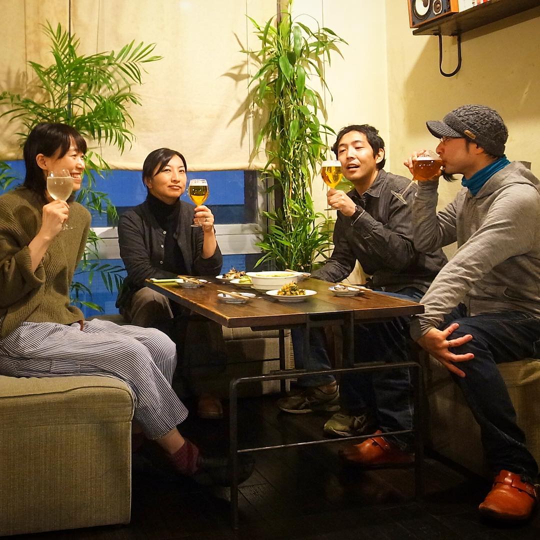 あー、大雪の月曜定休日と、いや、今日がお休みでホントヨカッタとか思いつつ（笑）、でもスッカラカンだったね昨夜日曜の夜（苦笑）…早く終わったのでめずらしくみんな着替えて、今年初乾杯…実は年末も含めてしばらく風邪っぴきが多くてホントに久しぶりの乾杯、主力メンバーとあれこれ語らうよき夜でした！（お）