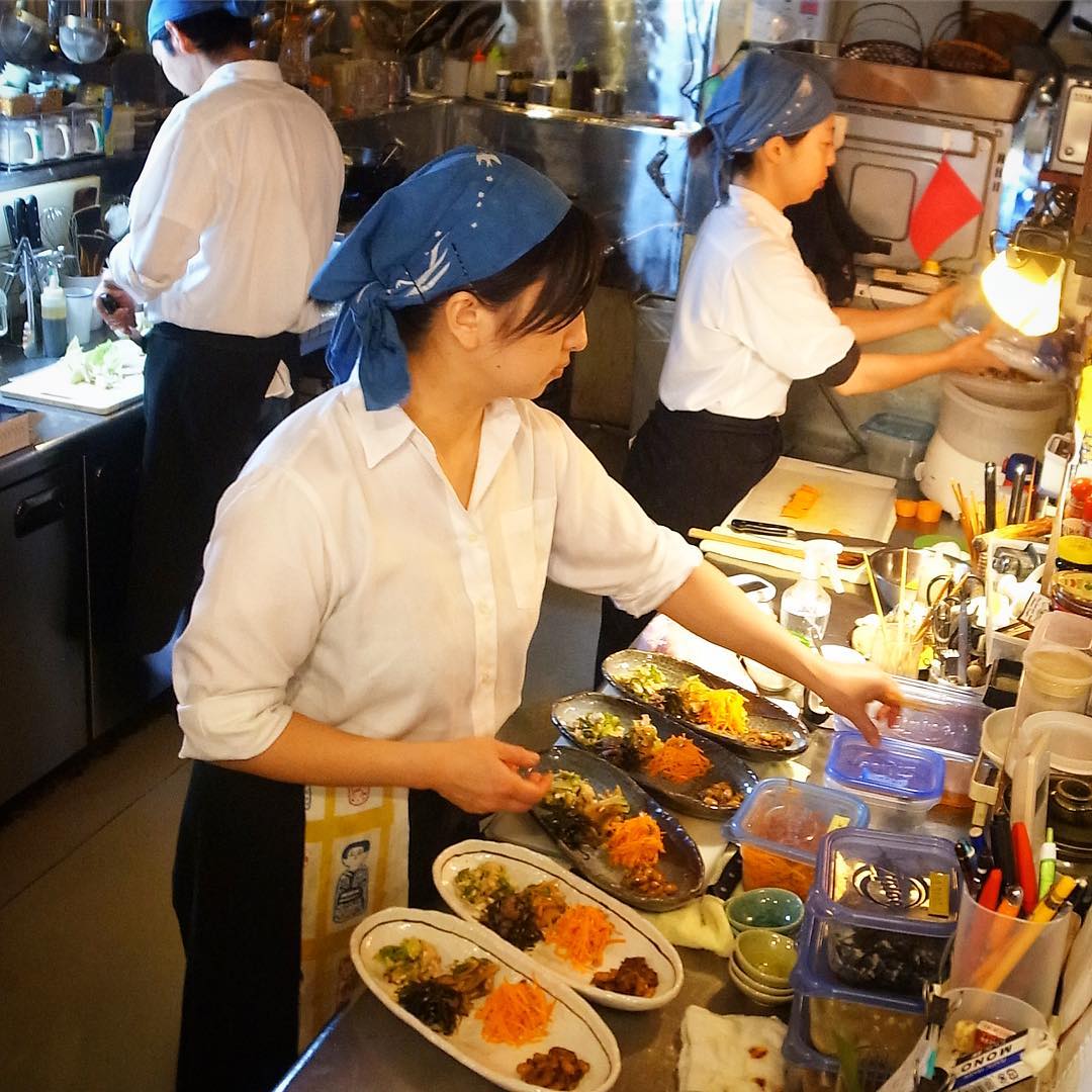 金曜のランチにしては大盛況のお昼時…あれこれ売り切れ続出で、今日の賄いはみんなそろって「ちょこもりランチ」！栄養バランスもヨシですよ！（お）