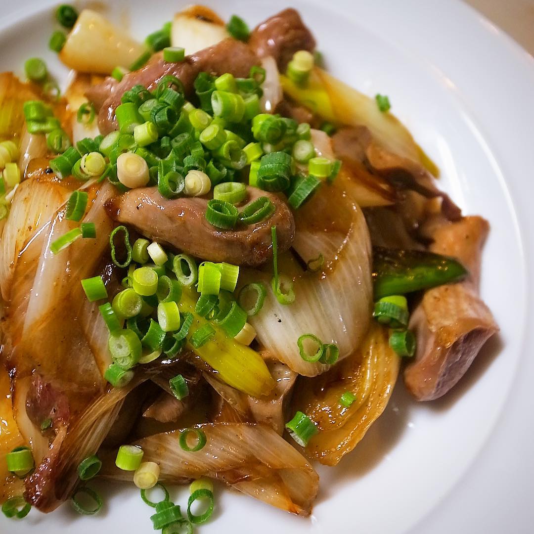 さてと今夜の新メニュー！「砂肝と下仁田ねぎのバターしょう油炒め」！いや、コリコリ食感の砂肝のおいしさ！下仁田ねぎのやさしい甘みがソースのようにからみつく！バターしょう油でじゃじゃっと炒めてあつあつのうちにどうぞ！すかっとビールにもうってつけ！（お）