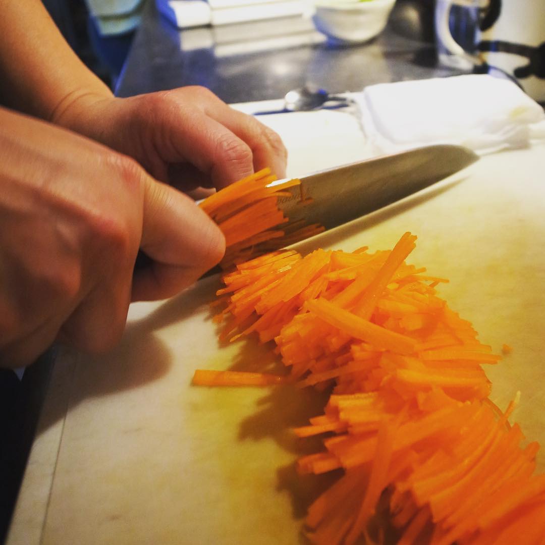 いや、野菜が高いね、特に葉物野菜！と当店的にも困ったコマッタなこの冬でございますが（苦笑）、ま、それなら根菜をざくざく細切り！と店長ミヤザキ「にんじんとくるみのシークァーサーマリネ」の仕込み中！小さくてサラダがわりにもイケますよ！金曜の夜、みなさんのご来店お待ちしております！（お）