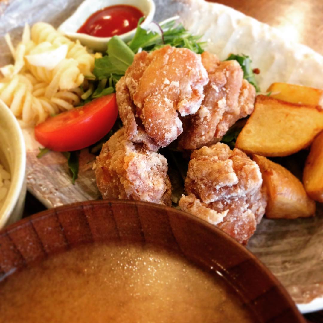 あけましておめでとうございます。スタッフのうめです、本年もよろしくお願いします。新年最初のランチは「鶏のからあげポテトフライ定食」でした。「とりからちょこもり」が人気でしたよ。ちなみに期間限定チキンカツカレーも登場しております。ぜひ。
(うめ）