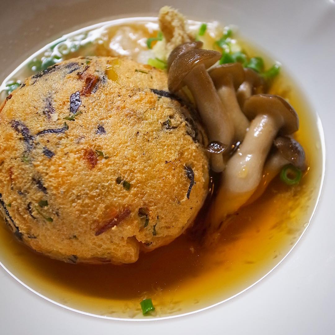 さてとのんびりはじまっております土曜日の夜！（苦笑）今夜の新メニューは「ぎんなんの具だくさんがんも」！今回はそのぎんなんにひじき、さらに桜えびを合わせてからり揚げたてあつあつがんも、そのままさっくり揚げだしに！こりゃもうおいしいに決まってる！（笑）（お）