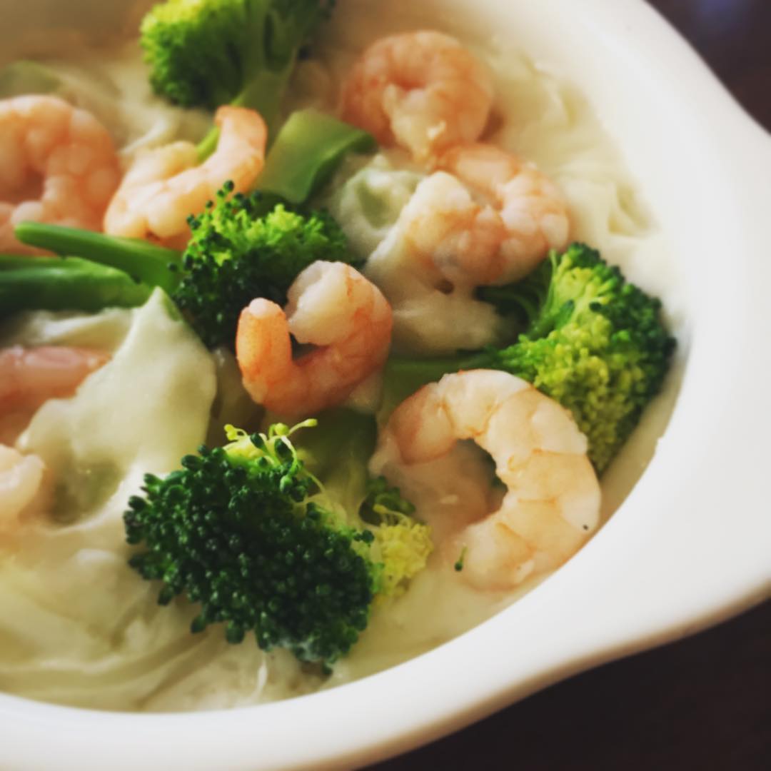 今週のグラタンは、エビとブロッコリーのマカロニグラタン！ゴロゴロと具をたくさんいれましたよ！グラタンなら何でも大好き何ですが、やっぱりマカロニが入ってると嬉しいものですよね。（麻）