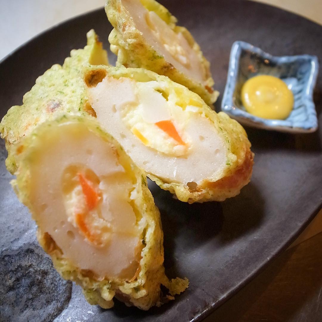 あー、久しぶりの登場は当店きっての？B級メニューではありますがこれがどうして大人気！「ポテサラちくわ天」！熊本のソウルフードはからししょう油で、もちろんそのままでもおいしいよ！（お）