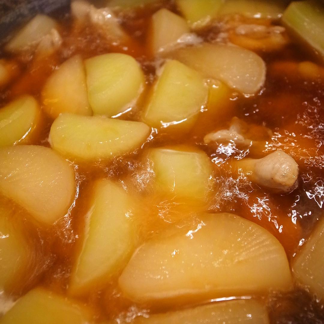 献立に困ったら手羽元を煮ろ…ってのが店長ミヤザキの教えのひとつなんですけど（笑）、今夜の当店あったか煮物はその鶏手羽元と大根をさっくり甘辛く煮付けたこっくり煮！あー、大根しみしみだぁー！おひとつ味見をしたいです！（笑）（お）