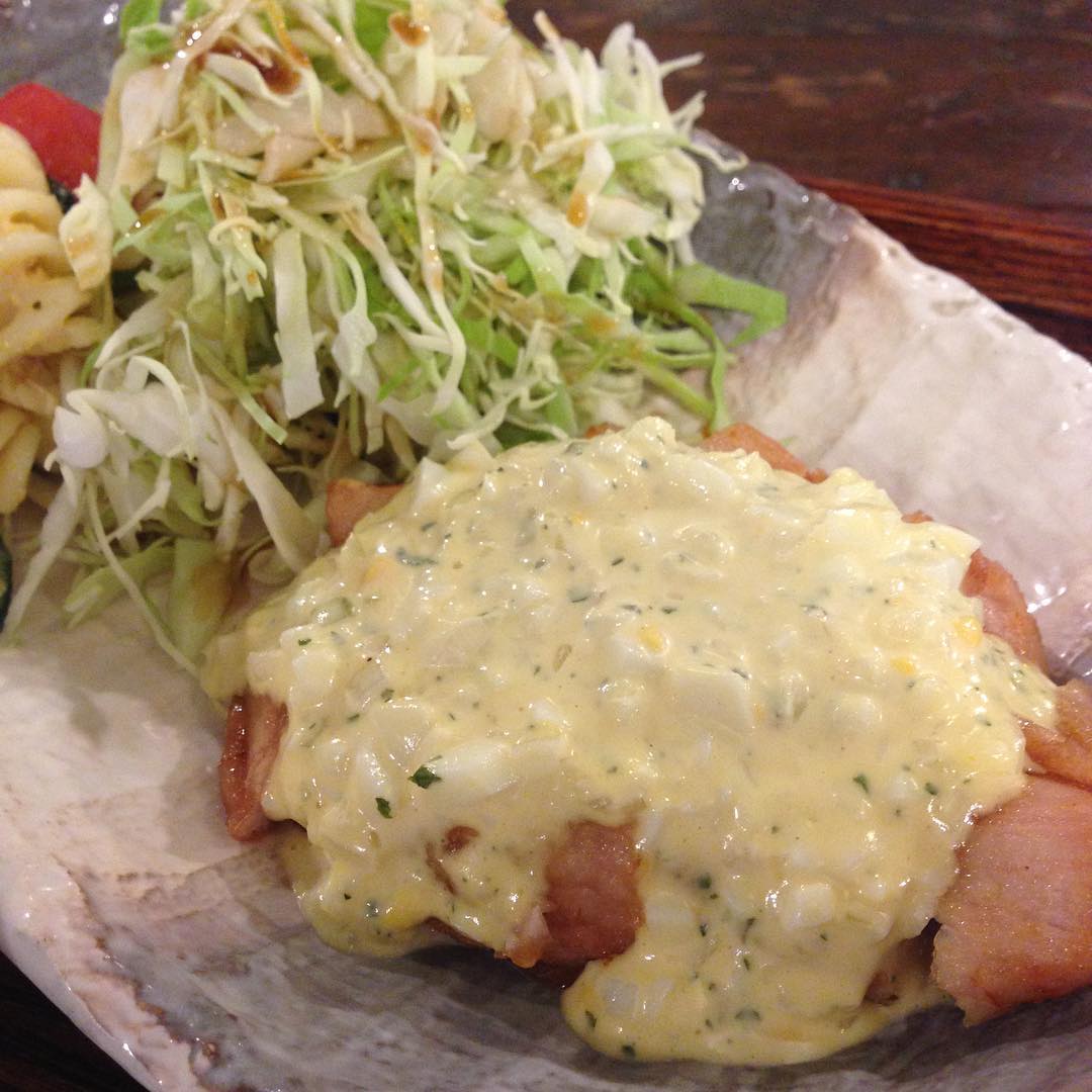 今日のまかないは「甘酢チキンタルタルソース定食」です。今日は忙しくて気がついたらランチのラストオーダーの時間でした。忙しかった分まかないを美味しくいただきました。（い）