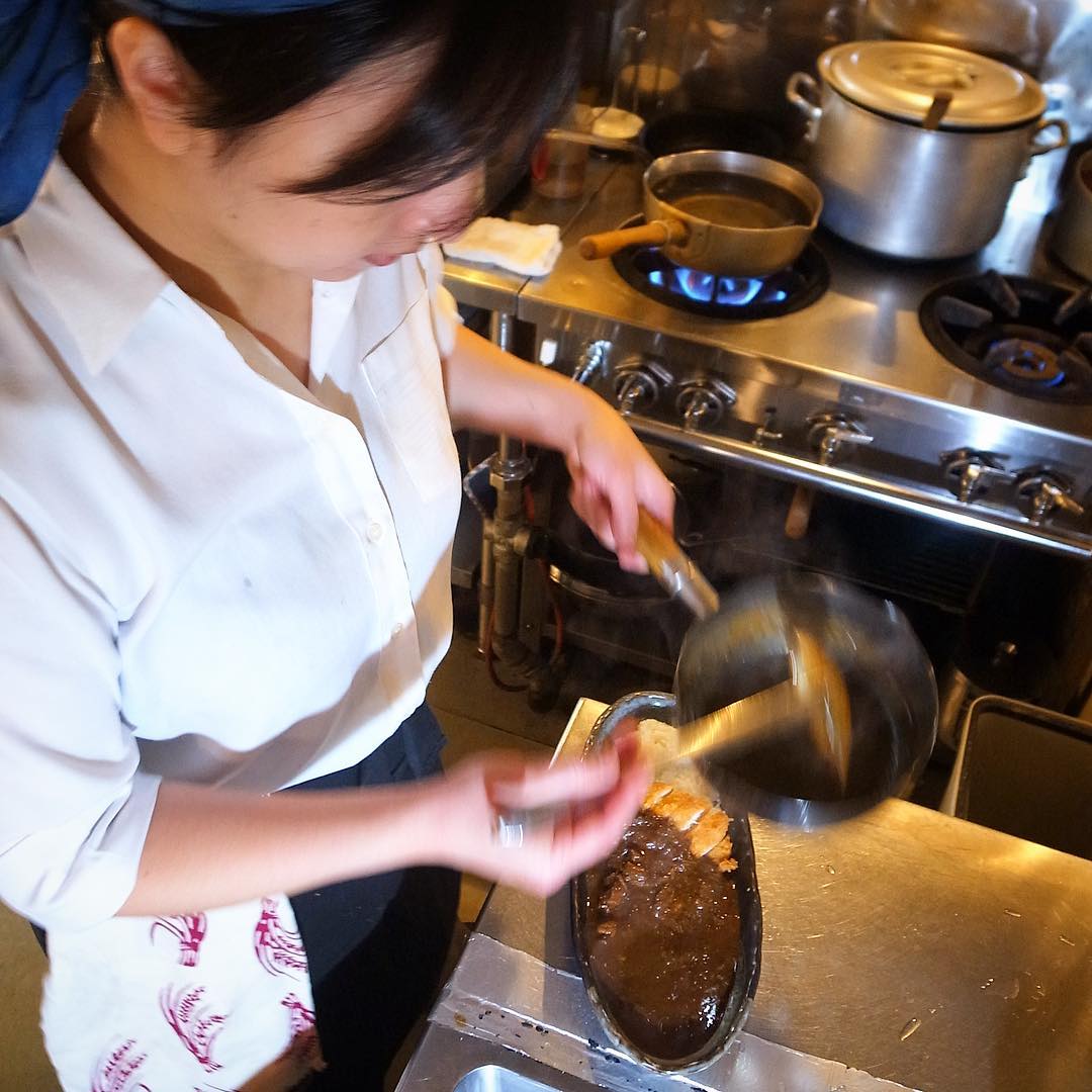 からり冬晴れ日曜日！当店ランチはじまってますよ！と日替わりは「しそちりめんとんかつ定食」…期間限定の「チキンカツカレー」もぜひ！（お）