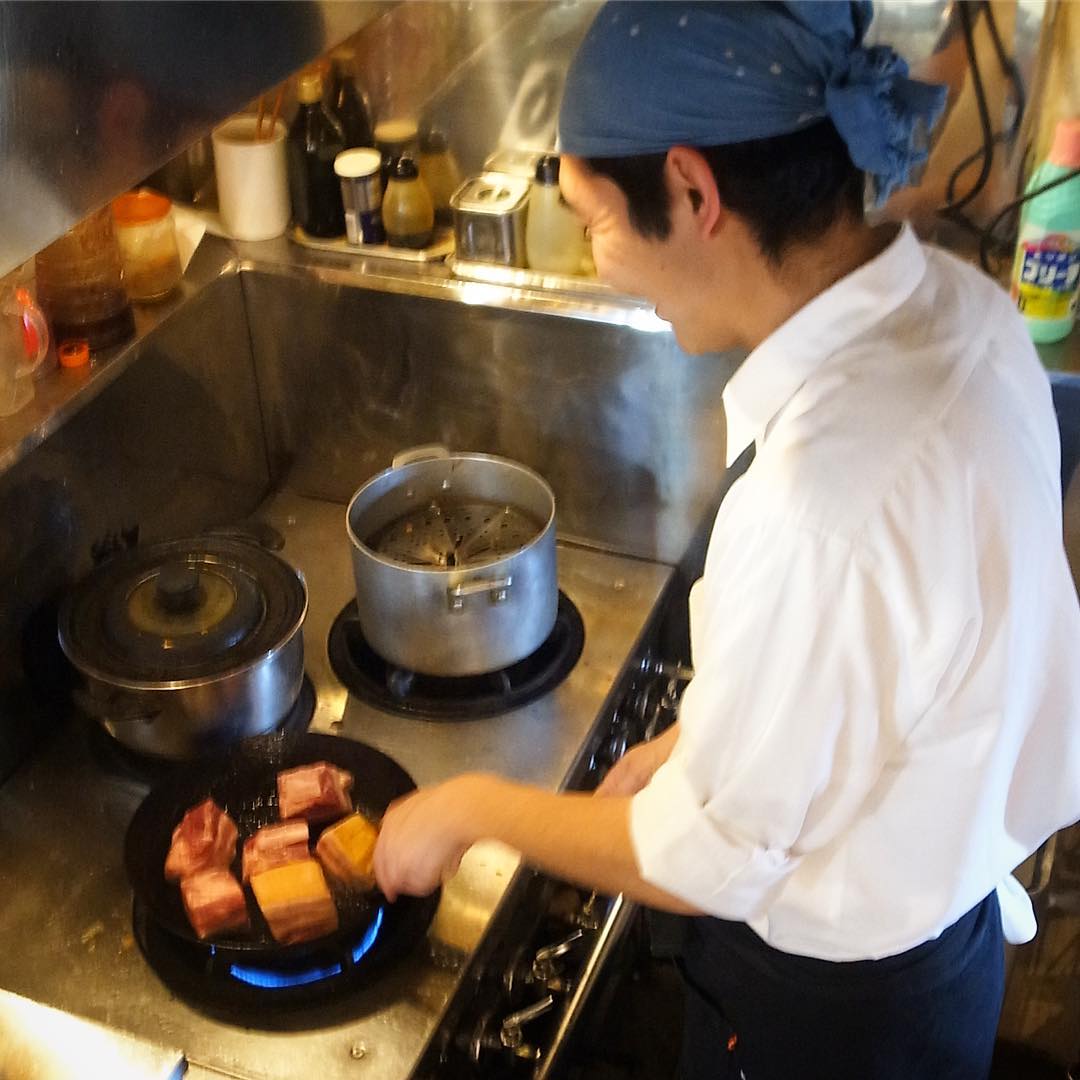 さてと昨日の午後はキッチンスタッフのナベさん、なにやら肉のカタマリをじゅうじゅう楽しげに焼いておりましたね（笑）（お）