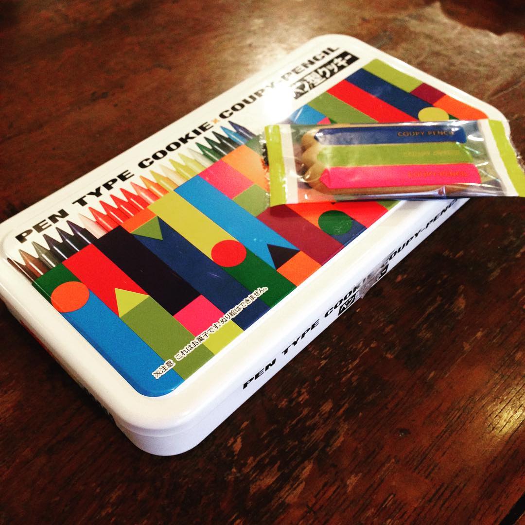 よもぎBOOKSさん、ありがとうございます！
クーピークッキー。
懐かしいやら可愛いやら。どこのお菓子だ！中身はどんな感じ！スタッフ全員テンションあがりました(^^）／
楽しい差し入れありがとうございます。(うめ）