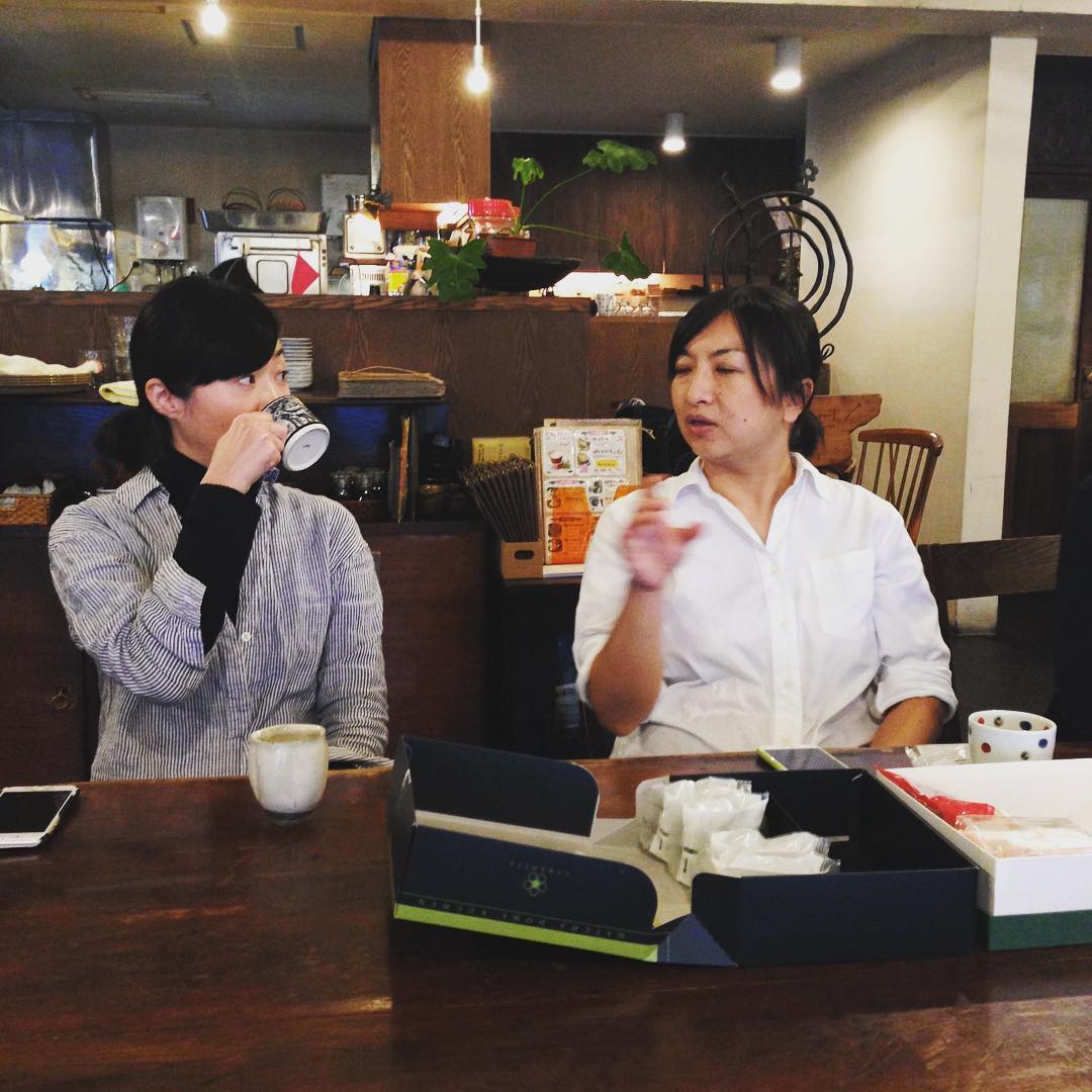 まかないのあとは、コーヒーを入れておやつを食べながらだんらんしてます。今日はokayanや店長のインドのあたりを旅した話を。さすが異国な話でした。(うめ）