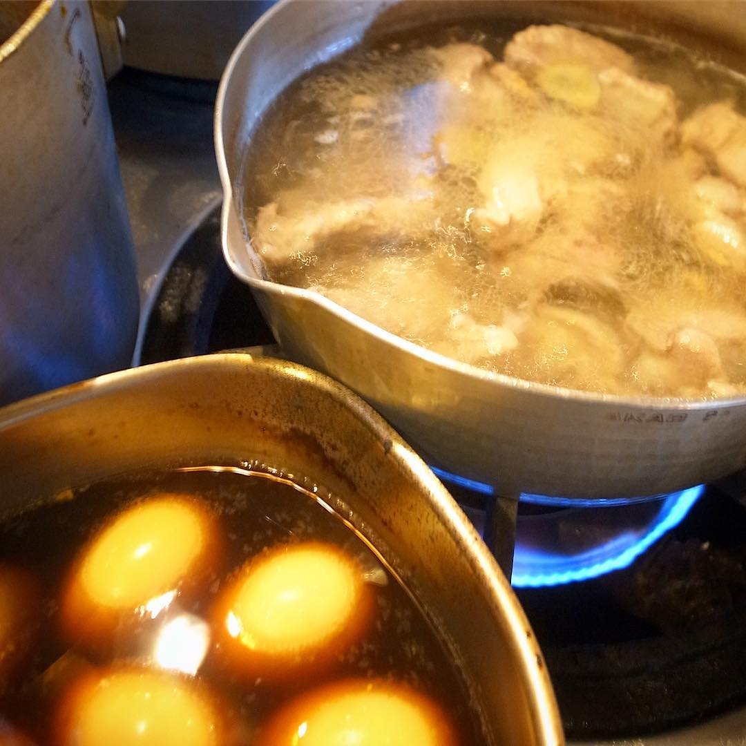 昨夜思いがけず大忙しで完売御礼でした「ベトナム風角煮ラーメン」…角煮はすぐには作れないからと、店長ミヤザキ、豚スペアリブで今夜もラーメン！もちろん味玉も！ぜひ！（お）