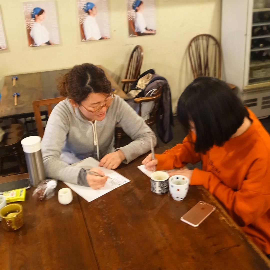 恵方巻きのメニューカードのために、早番スタッフのウメさんともっちゃんに鬼の絵を描いてもらってます…（お）