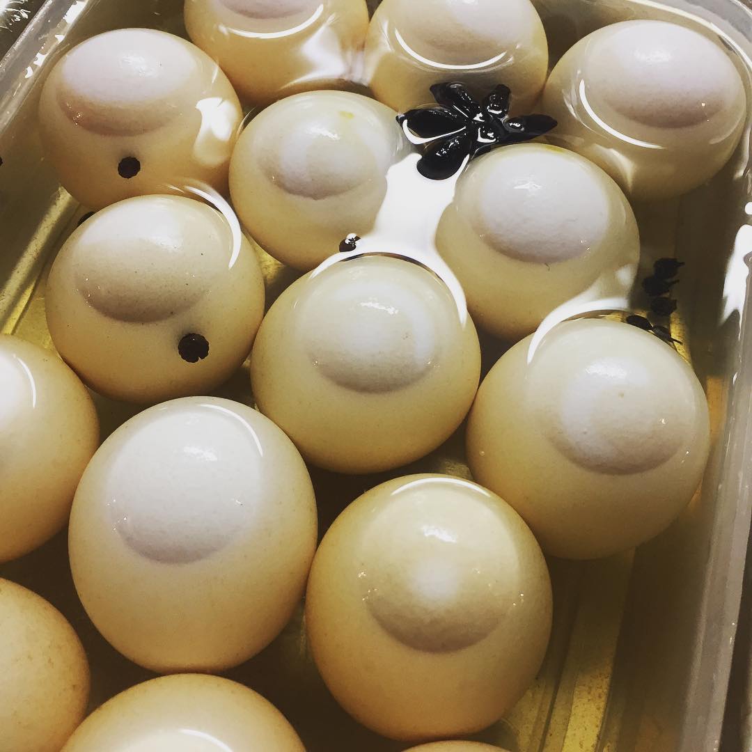 これはまだ、お出ししませんが…
自家製シエンタン。つくりました！台湾では常備菜ともいえる塩漬け卵、市販のものを食べてみて美味しかったので、ちょっと作ってみました。これから味見、試作をしてからお出しできると思います。楽しみにお待ちくださいねー（麻）