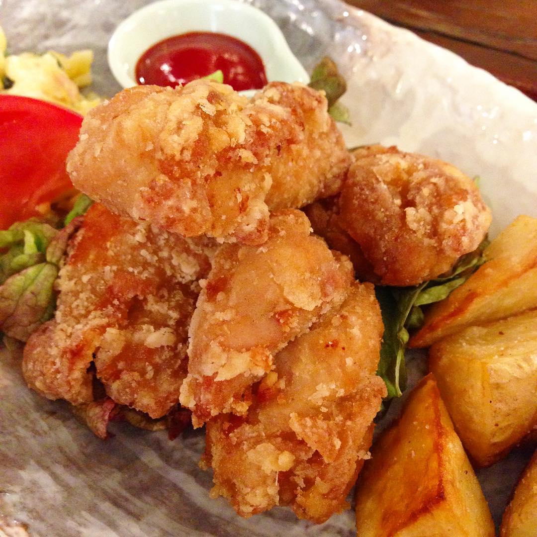 今日のまかないは「鶏のからあげとポテトフライ定食」です。
明日のお弁当にからあげと思ったら金曜日にからあげを入れてしまった…
お腹いっぱいで夜ごはんもお弁当も思いつかない。困った。（い）