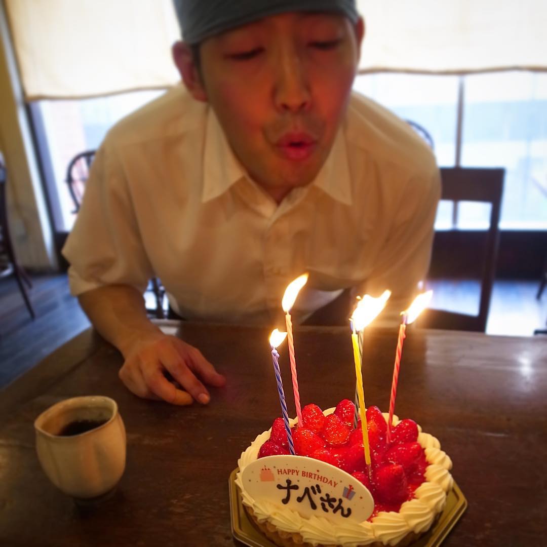 と、もちろん「パッピーバースデー」の歌とともに、ろうそくの火を吹き消してもらうわけであります！…ちゃんとチョコプレートに「ナベさん」と書いてあるのがすばらしい！（笑）（お）