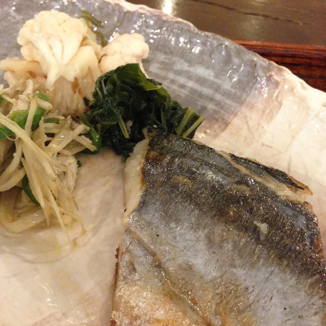今日のまかないは「さわらの酒塩焼定食」です。
ウチでは”さわら”は出ません。アジ、サバ、シシャモ…ばっかりです。今日の”さわら”美味しかったです。（い）