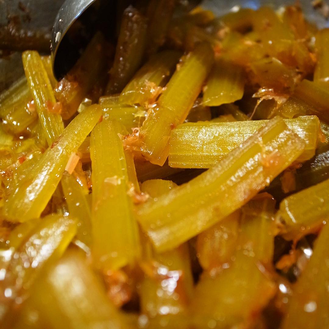 今夜登場小さな季節のメニューは「ふきの土佐煮」…ってワタクシ当店ブログを調べてみますと当店開店翌春2005年の3月に一度だけ…ということは当時料理長は故ミヤザキヨウコによる一品…あれから13年の時を経て娘の店長ミヤザキに受け継がれて今夜登場です！ぜひ！（お）