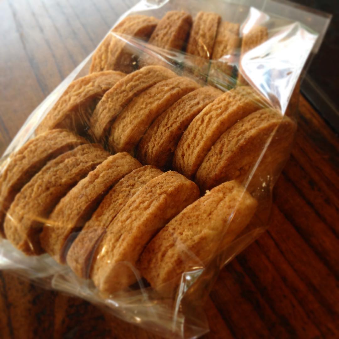 祝・こいけ菓子店9周年！
お祝いをしてあげる立場なのに、逆に記念のクッキーをいただきました！安定の美味しさ、真面目な仕事、だから続くんだよね。9年経ってようやく、リトスタにいた4年間の感じに追いついた感じだよ、と圭子ちゃん。10年目も一緒に頑張っていきましょう！（麻）