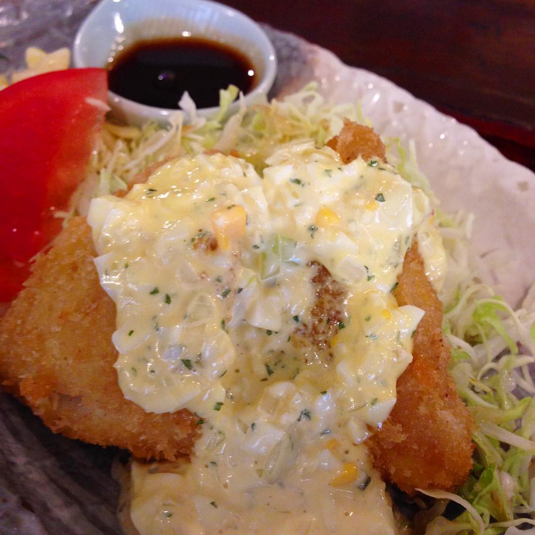 今日のまかないは「まとうだいのフライ タルタルソース定食」です。
お店のタルタルソースはトミーちゃんが作ってくれてます。家で食べたい時は市販のタルタルソース。たまには作ってみようかなと思うだけで全然作らない自分が残念。（い）