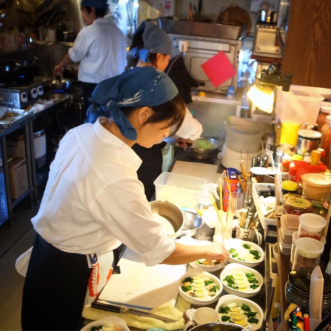 と、今夜のあつあつおススメメニューはやっぱりグラタン！「菜の花とエビ、ゆで玉子のグラタン」！菜の花の緑にエビの赤、玉子の黄色は春のトリコロール！ホワイトソースのマカロニグラタン！ぜひー！（お）