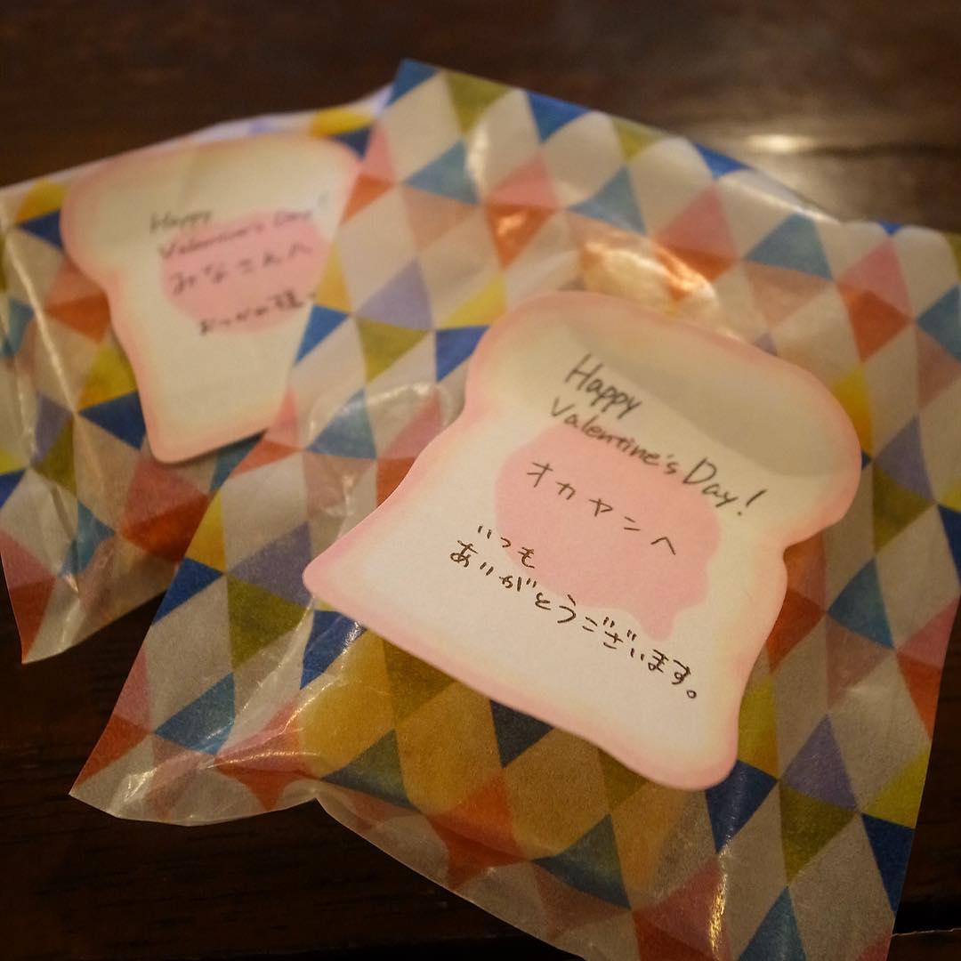 あー、忙しかったお昼時、遅めの賄いをたべていると、がたんと入口鉄の扉を開けて入って来てくれたのはオープンの頃からのお客さんご家族のお嬢さん…って実に彼女が2歳の頃から存じ上げておるわけですが、今やすっかりすてきな高校生！と、こんなヨレヨレなおじさんのワタクシにも手作りのチョコレートをプレゼントしてくださいました！ありがとう！…あぁ、来月はもうおじさんが金にモノを言わせてすてきなお返しをして差し上げますからね！お楽しみに！（笑）＞トコチ（お）