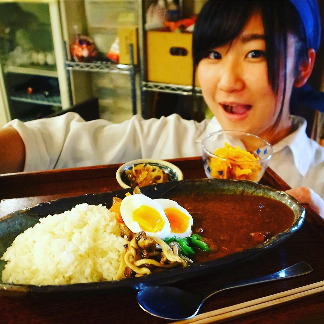 さてと今週末はココんトコめずらしく金土と夜は賑やかで、夜のホールスタッフは連日シフトインのやぎちゃんも大活躍！で今夜の賄いは半熟たまご付ののったスペシャルリトスタチキンカレー！…にんじんのスパイスサラダ付き！…って、もちろんお店的にはもう１日明日の日曜がんばりたいところ！（笑）みなさんよろしくお願いしますね！（お）