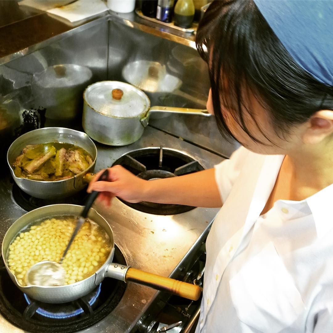 さてと節分ですよ！と店長ミヤザキ、初の「恵方巻きちょこもり」のために先日深夜は豆を煮たりしておりましたね〜…楽しみですなー！（お）