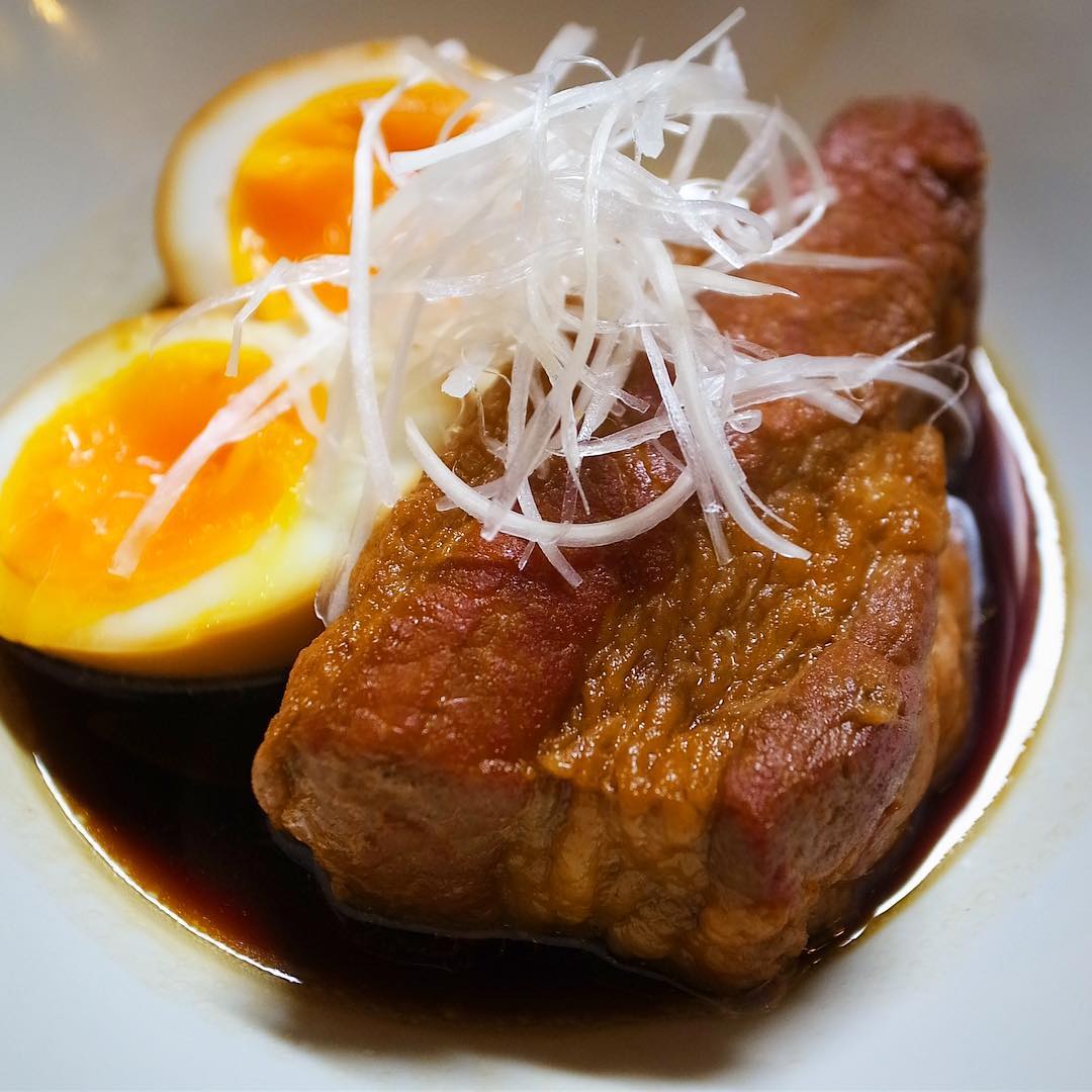 角煮はやっぱりその肉そのものの存在感、その旨味を存分に味わっていただきたい…なんつって思うわけですけど（笑）、いや、半熟煮玉子をお供にごはんにヨシ！つまみにヨシ！（お）