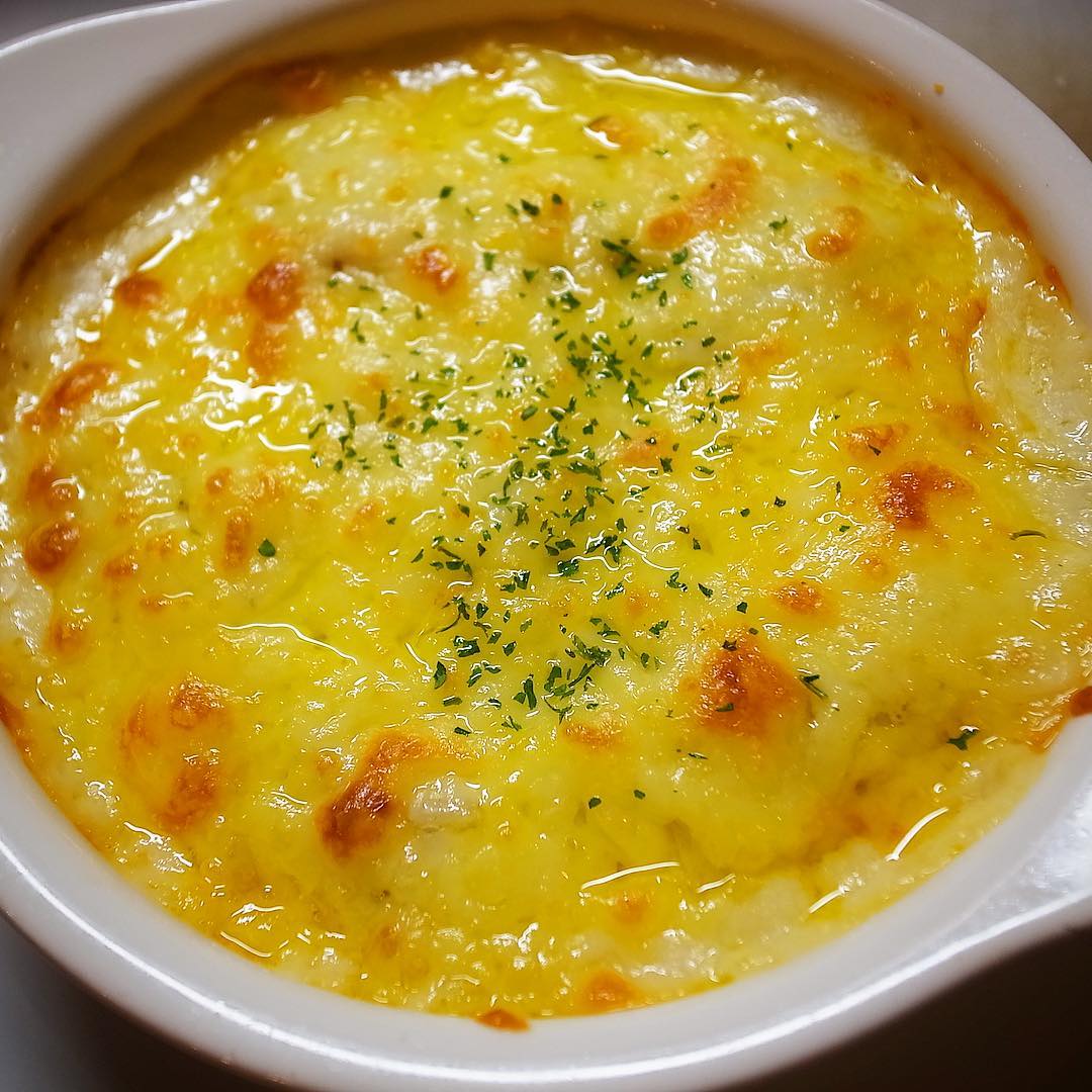 と、久しぶりの登場は…あー、こっちも中身が見えないねと（苦笑）毎度人気は「里芋と長ねぎのミートソースグラタン」！いや、ねっちりあつあつ里芋がなにより旨い！和風な具だけどミートソースが思いがけずベストマッチ！あつあつをどうぞ！（お）