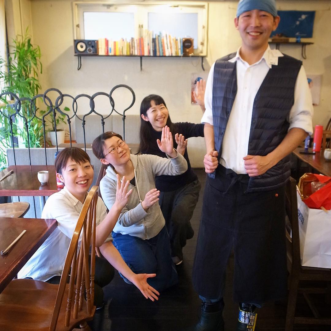 さらにそんな雪の日、なんとなく？比較的薄着のナベさん…少しでもあったかいものをと軽いインナーダウンベスト！と、ナベさんどこまで不憫なキャラなのか！（苦笑）（お）