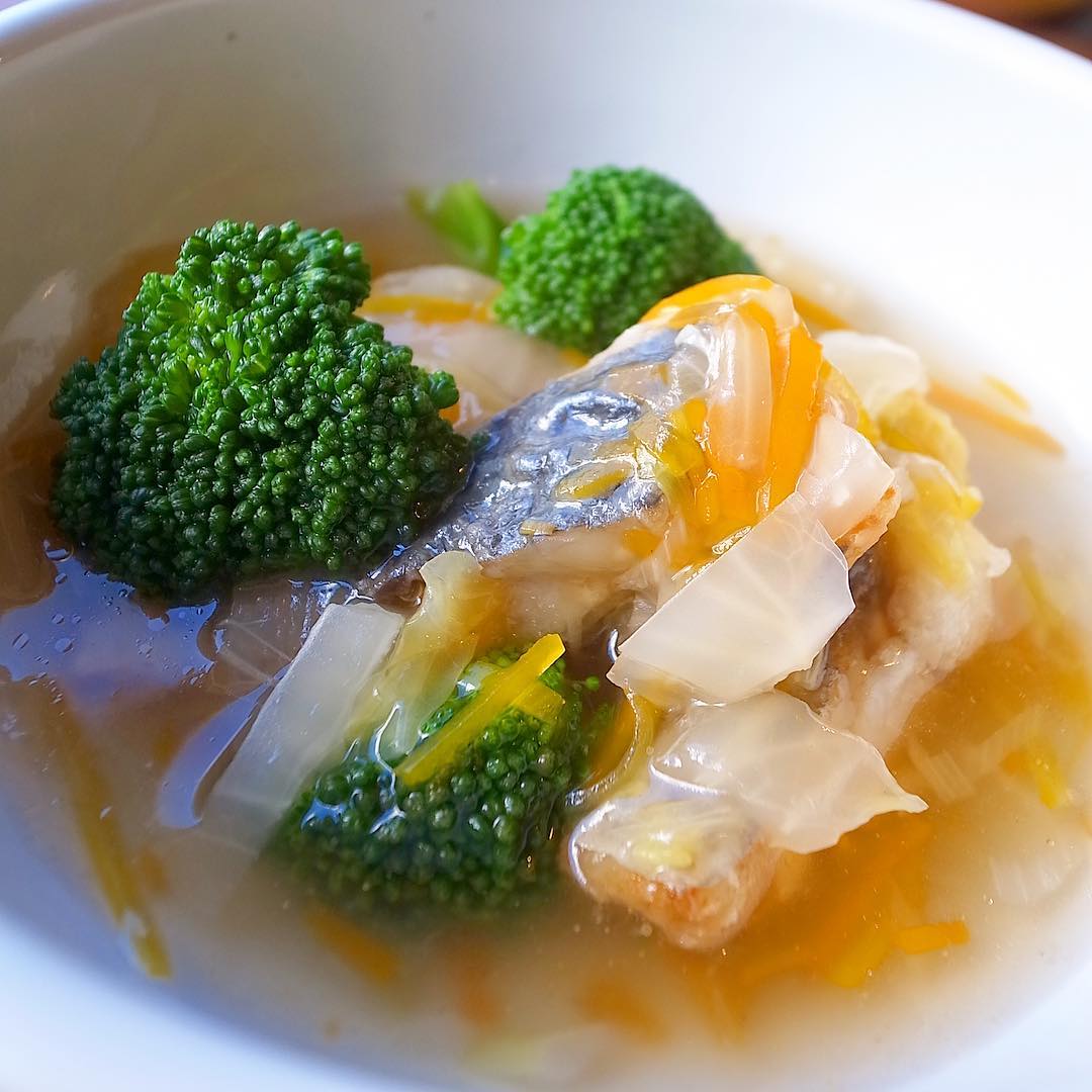 と、今夜のみんなの賄いは「さわらのから揚げ・野菜あんかけ」からりと揚げたさわらのおいしさ、ほんのりとろみのついた野菜あん、やさしいお味がイイネ！（お）