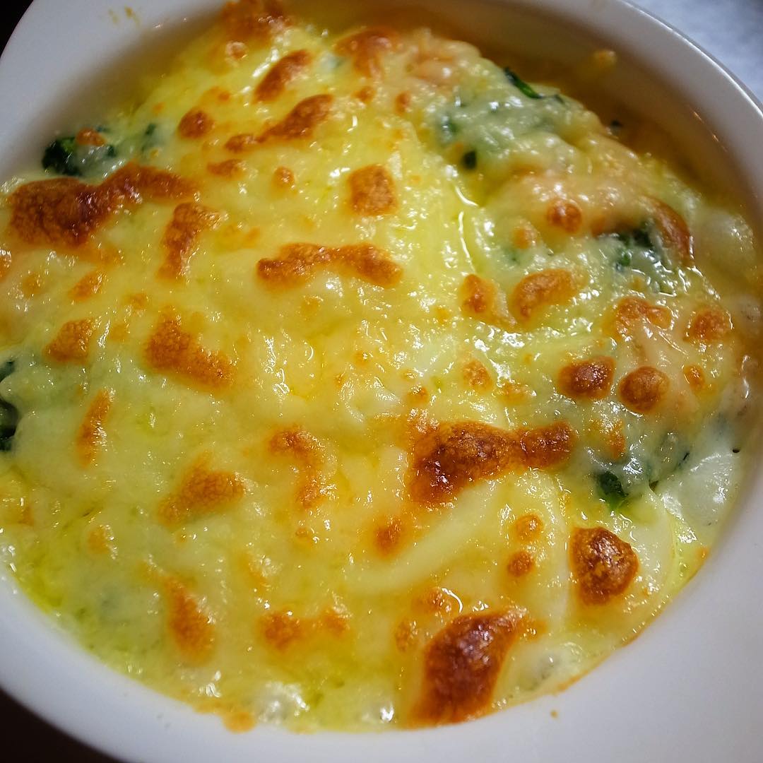 さてと休前日からの三連休！もちろん目玉メニューは「イカワタチャーハン」ではありますが、忘れちゃいけない春のグラタン「菜の花とエビ、ゆで玉子のマカロニグラタン」！こんがりあつあつをすみやかにお召し上がりっ！（お）