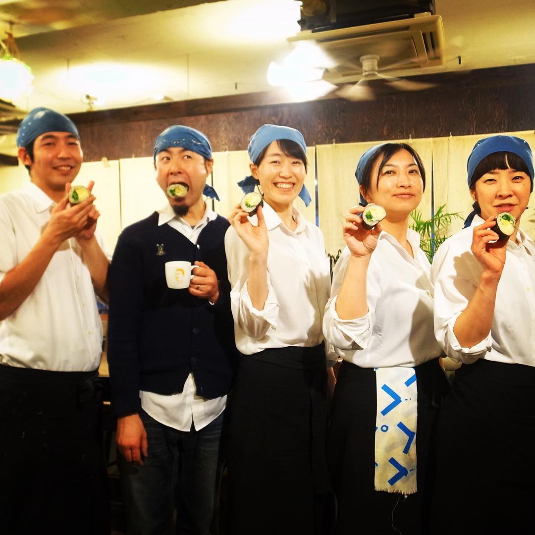 あー、おかげさまで大忙しでした節分は海苔巻きの夜！と、最後に1本だけ残った当店オリジナル春の恵方巻きをみんなで小さくいただいてお疲れさんと、いい夜でした、ありがとね！（お）