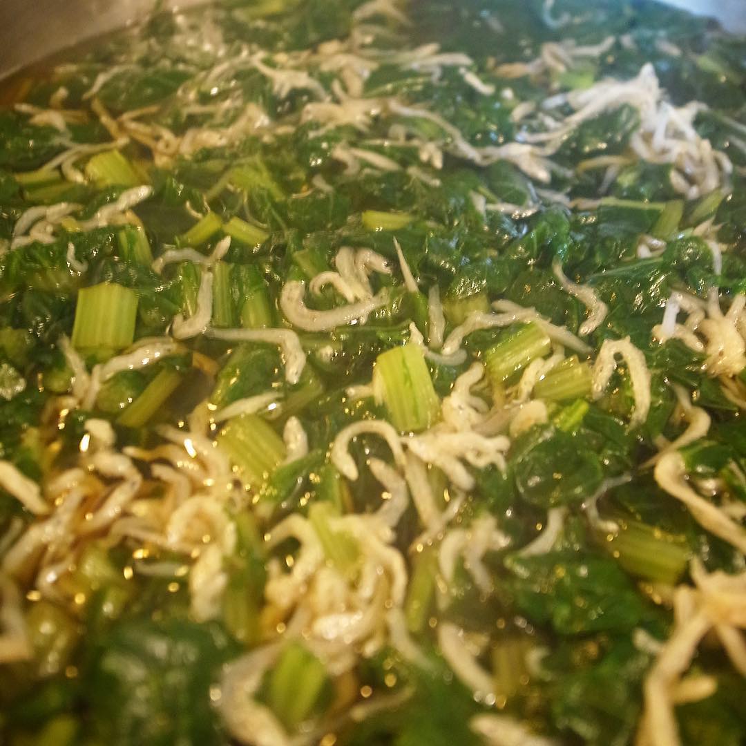 出来たてほやほや！春の味覚は「ふきの葉じゃこ」！いや、こうゆう至って地味〜な小さなメニューが、ある意味ものすごくうちらしい！（笑）シンプルでひたすらやさしい一品であります！（お）