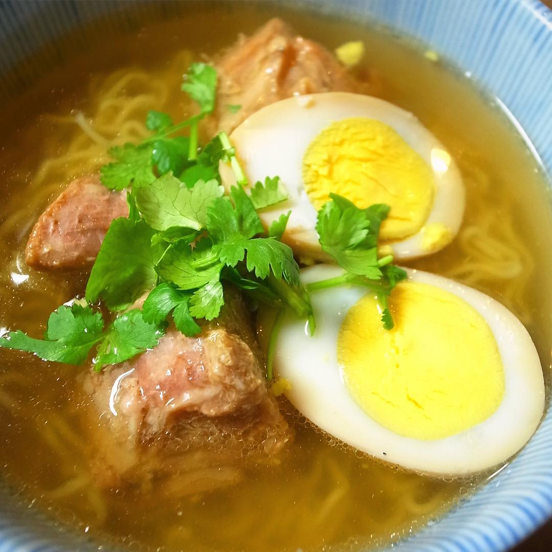 昨日完売御礼からの冬のリトスタベトナム風ラーメン、今度はスペアリブ！角煮同様甘辛〜く煮付けた骨付き豚スペアリブにもちろんおともは味玉！…ざっくり茹でたちぢれ麺あわせ出汁のスープ！今回もぜひぜひ！（お）