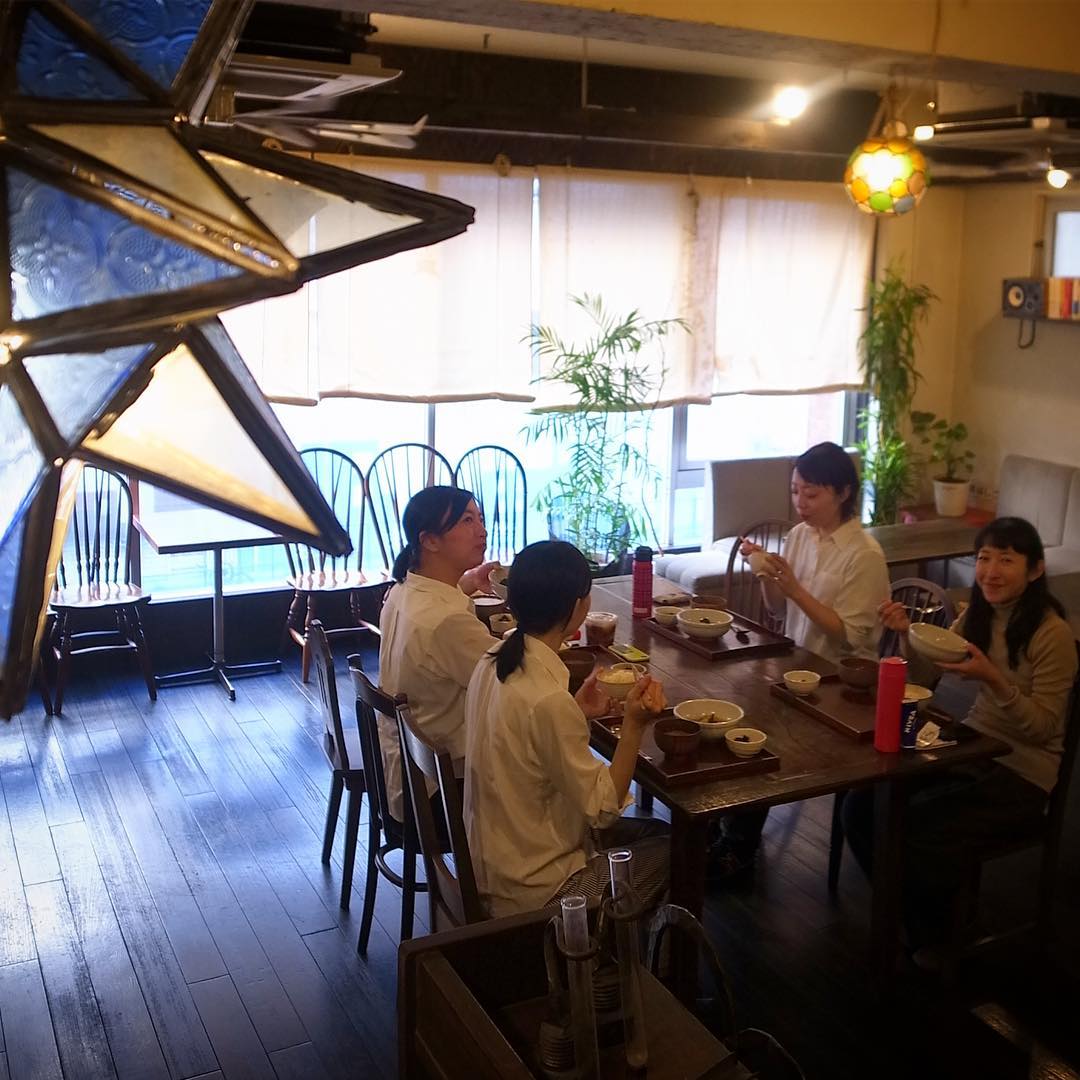 あー、東京三鷹は今日もいいお天気ですよと、当店今夜は貸切のご宴会！ということで店内は立食の配置、ちょっとイレギュラーな感じでみんなでお昼の賄いいただきまーす（お）