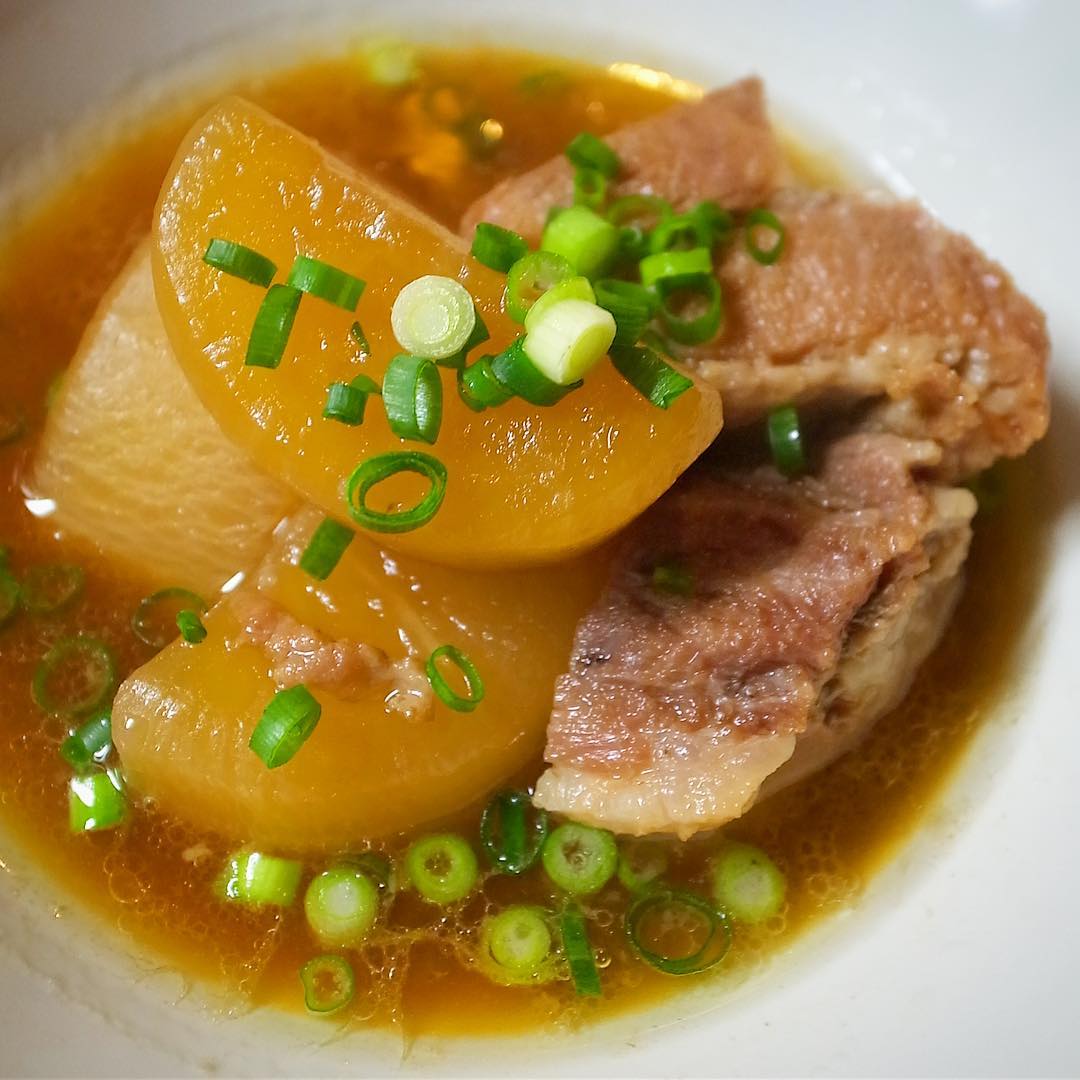 さてと日曜の夜、今夜登場は「大根と豚肉の角煮」！塩を揉み込んで熟成させた塩豚はやわらかくて旨味も満点！みずみずしい旬の大根とあわせてややあっさり目の角煮に仕上げました！（お）