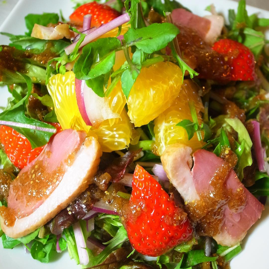 きらきら春のサラダは「いちごとはっさく、合鴨スモークのサラダ」！いちごとはっさく、ふたつのフレッシュでフルーティな酸味に合鴨スモークの風味と旨味！葉ものやさいとざくざく合わせたら、自家製バルサミコドレッシングで！うきうきいただきましょう！（お）