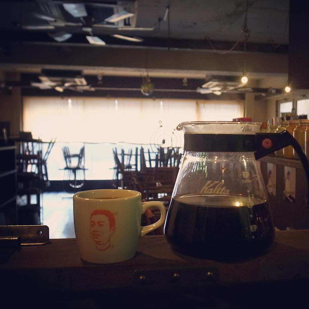 あー、今月の月イチ連休二日目はなんだかんだで休日出勤、いや、確定申告の準備というか、ある程度やっつけちゃうつもりであります！と、ひとりでコーヒーを淹れて…って随分日が伸びましたねと、春も遠からじでありますな（お）