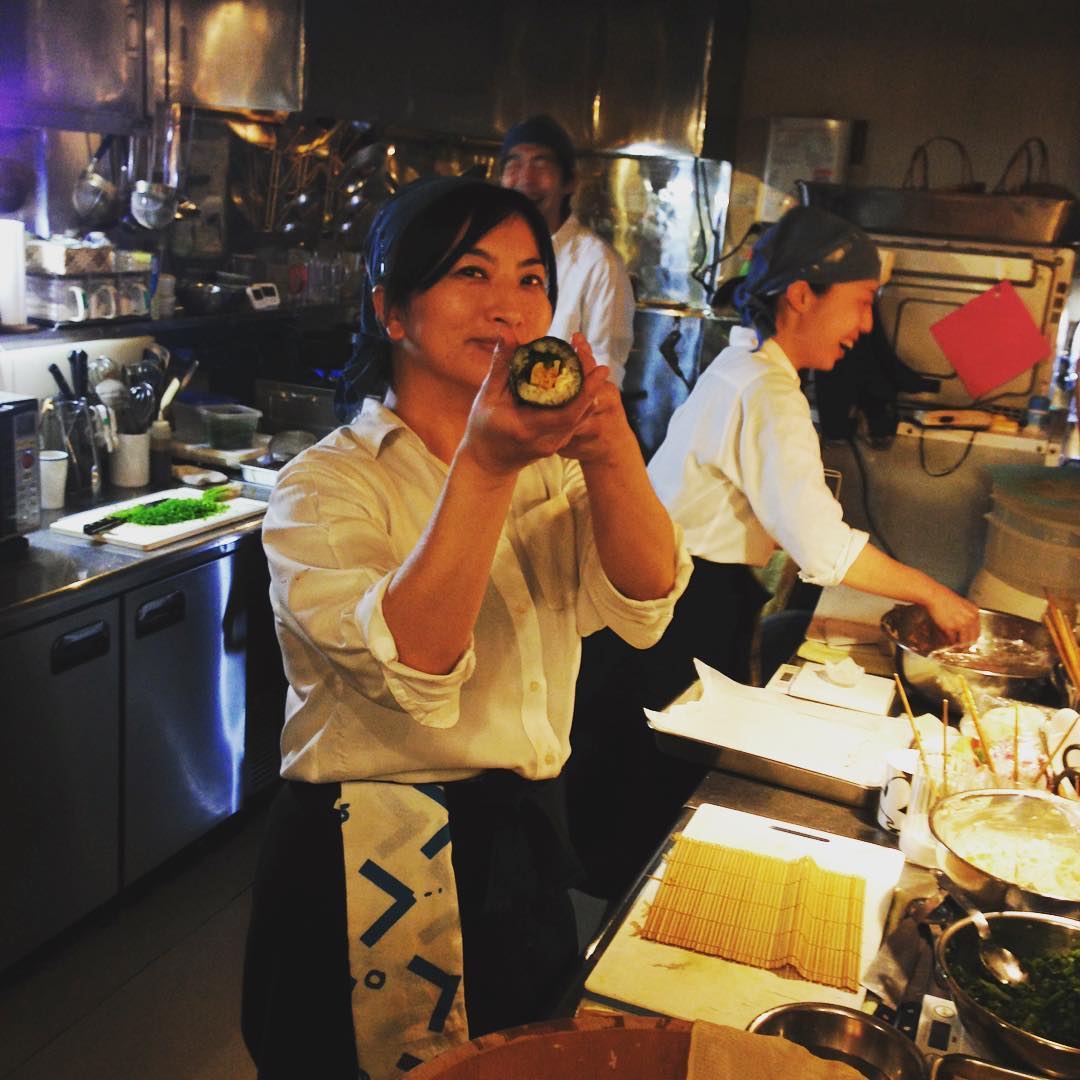 バズーカじゃないですよ、
春の恵方巻、1本目完成です！
ワッセワッセ！としゃかりきに作ってます、
お寿司屋さんみたいな寿司桶で作ってますので、たくさんあります。みなさん恵方巻ナイトぜひどうぞ！(うめ）