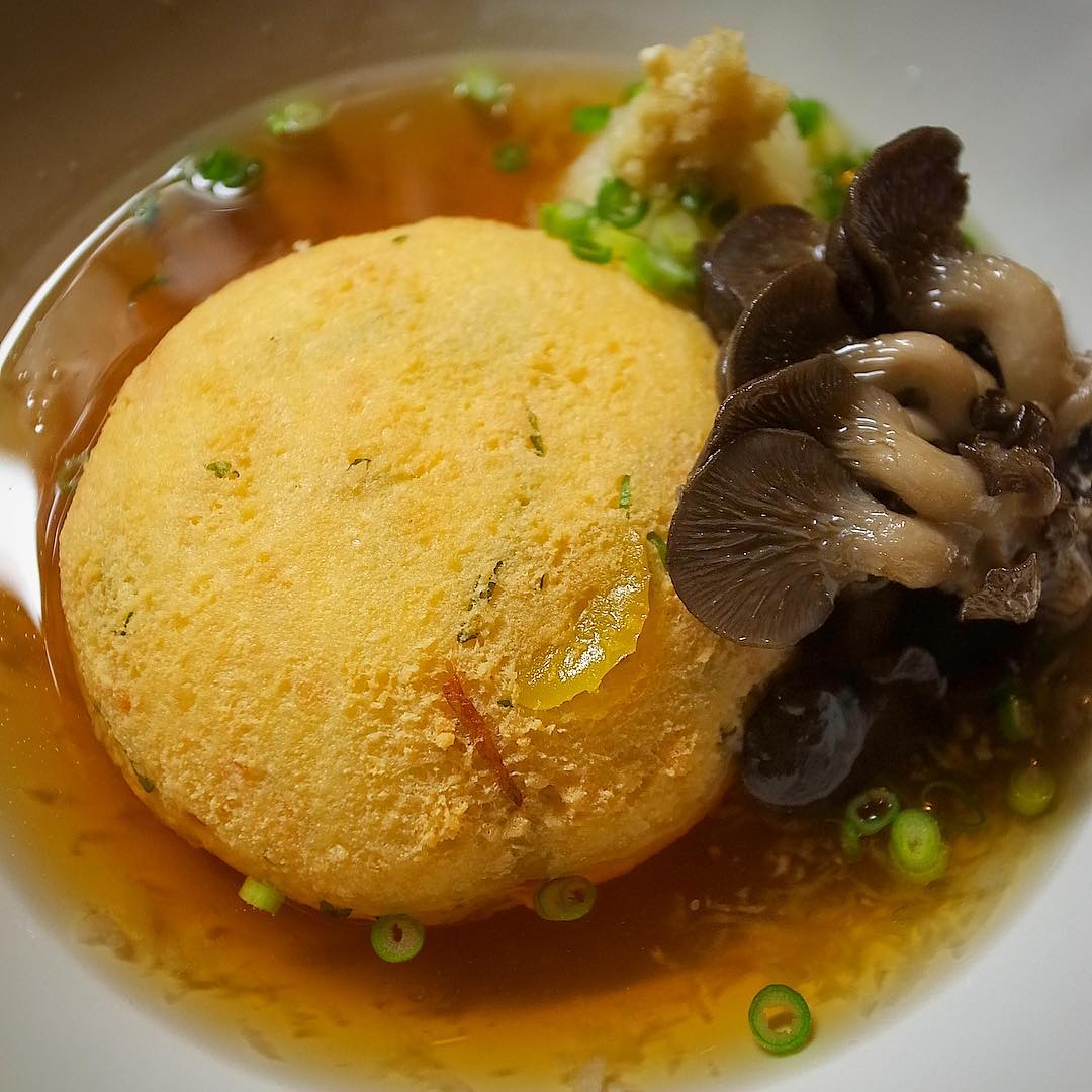 さてと今夜の新メニュー！…って、いや、見栄えは地味ですけどね（苦笑）具だくさんはリッチながんも！「ぎんなんともどし枝豆のがんも」…いや、ぎんなんはもちろん、乾燥青大豆は秘伝豆、旨味いっぱいでありますよ！ぜひ！（お）