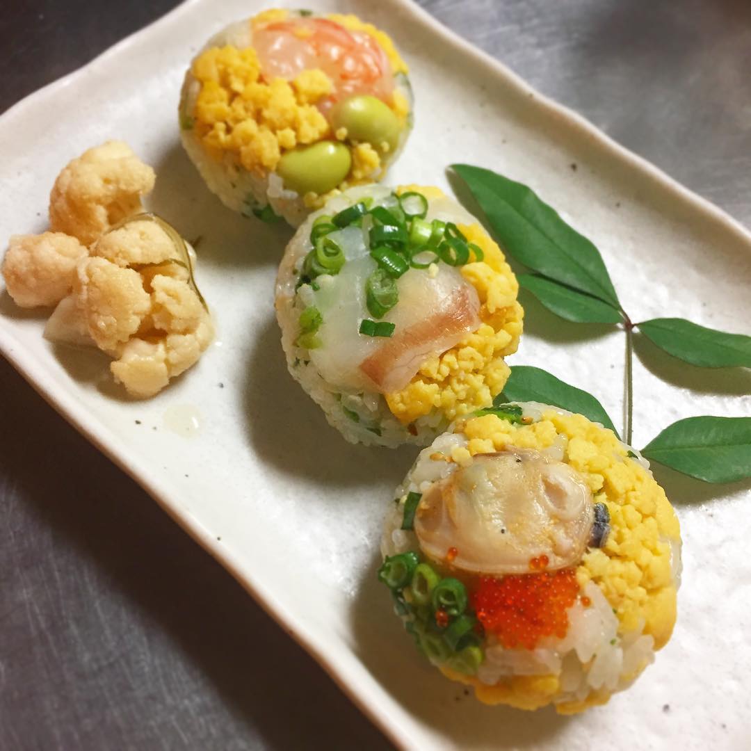 桃の節句！三色手まり寿司です。
本日より日曜日まで限定でお出しします。海老とひたし豆、鯛の昆布じめ、蛤の酒蒸し、3つの縁起の良い手まり寿司をご用意しました。ベースには菜の花と生姜を混ぜ込んだ香味ずし。ぜひとも食べていただきたい春の一品です。（麻）