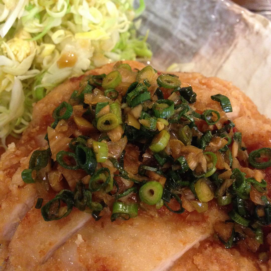 今日のまかないは「鶏のからあげ 中華香味だれ定食」です。
揚げものなのに香味だれがさっぱりしておいしくいただきました。（い）