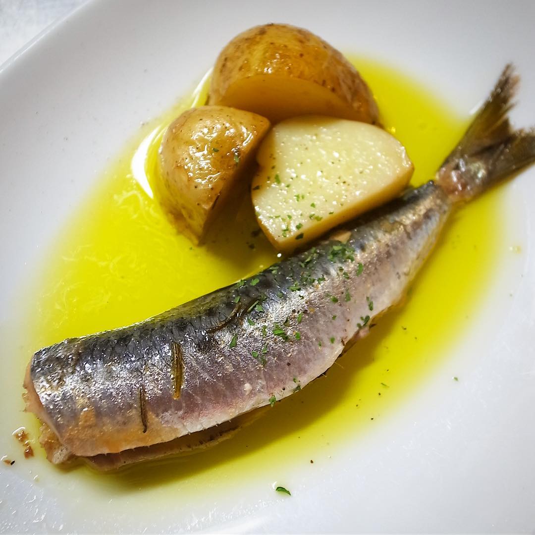 さてと久しぶりに登場は新じゃがをお供にしっかり旨味！ハーブや黒胡椒、にんにくの入ったオリーブオイル、低温で煮込んだ「いわしと新じゃがのコンフィ」！なにげにファンの多い一品です！（お）