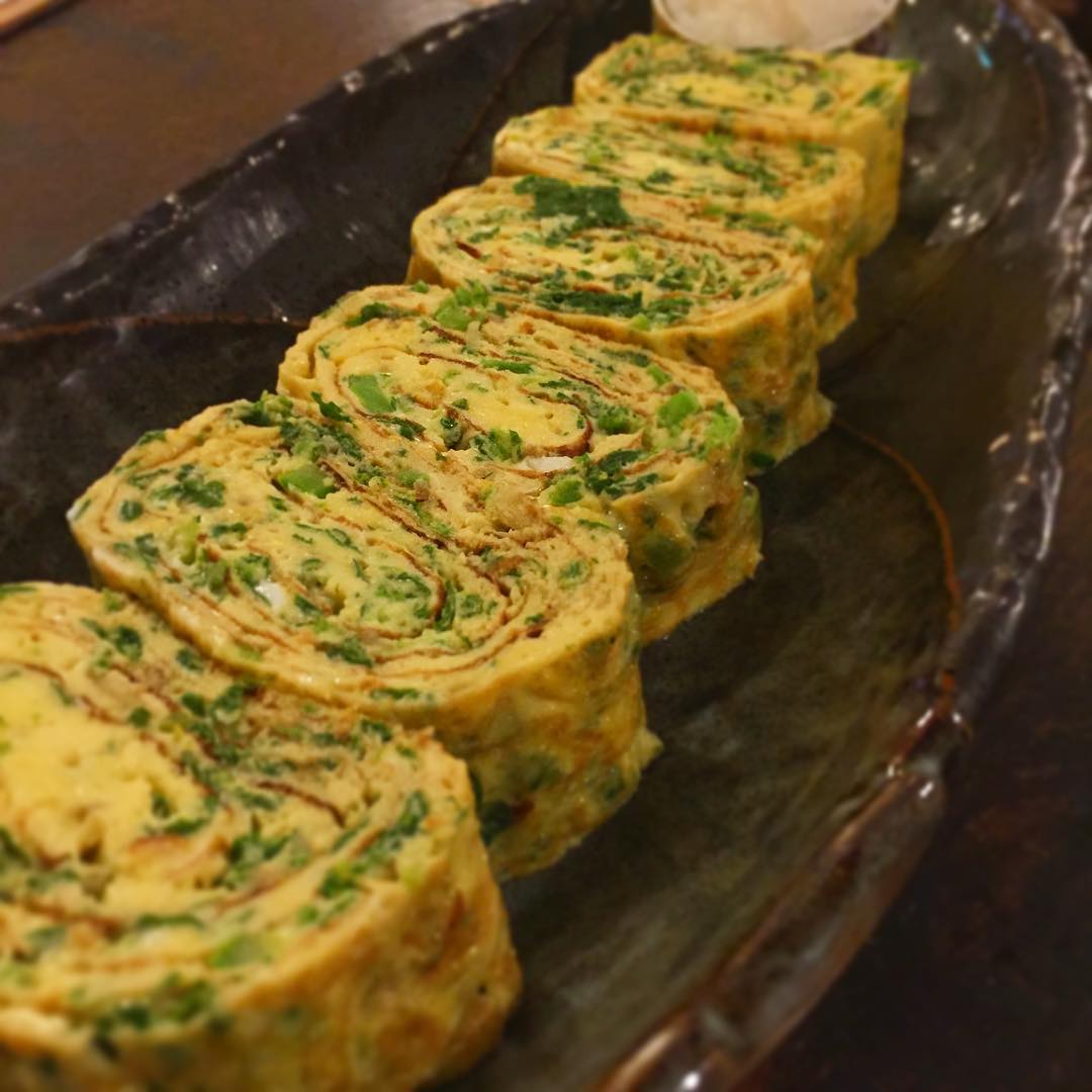 春のたまごやき、あります！
フルサイズだとこんな感じです。いつものサイズに具がプラスされてるので、なかなかの迫力。具を変え色々お出ししたいと思っております。ぜひぜひ！（麻）