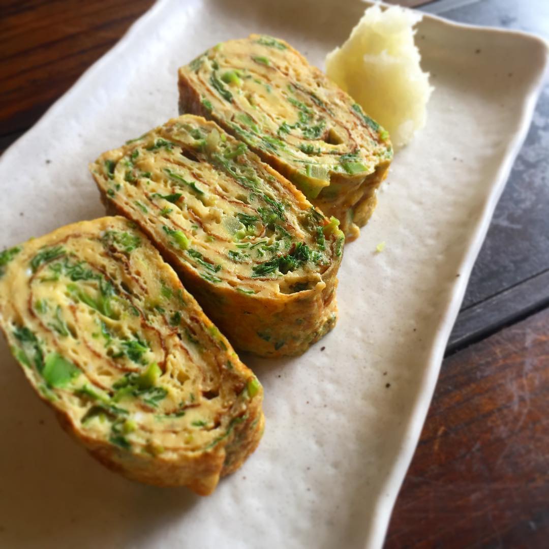 店長ミヤザキ、ついに腹を決めました！
春のたまごやき、はじめました。
本日は菜の花と山うどのたまごやき。な、なんと春のたまごやきシリーズ、ハーフサイズをご用意しております！おひとりさまでも安心してご注文いただけますね！
少しは作り置きさせていただくつもりですが、場合によっては定番のたまごやき同様、お待たせすることもあるかと思います。よろしくお願い申し上げます！（麻）