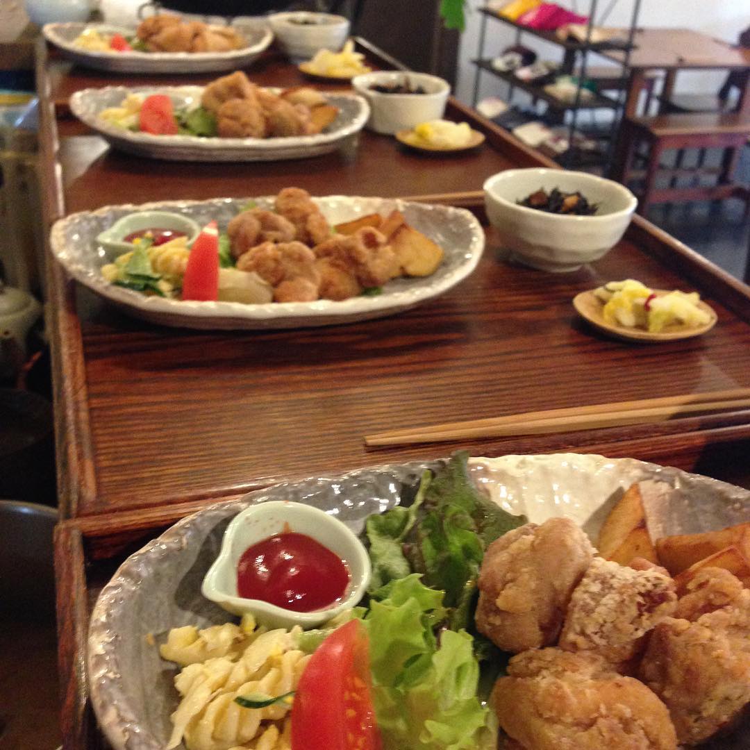 今日のまかないは…みんな「鶏のから揚げ ポテトフライ定食」です。
たまには違う感じて撮ってみました。（い）