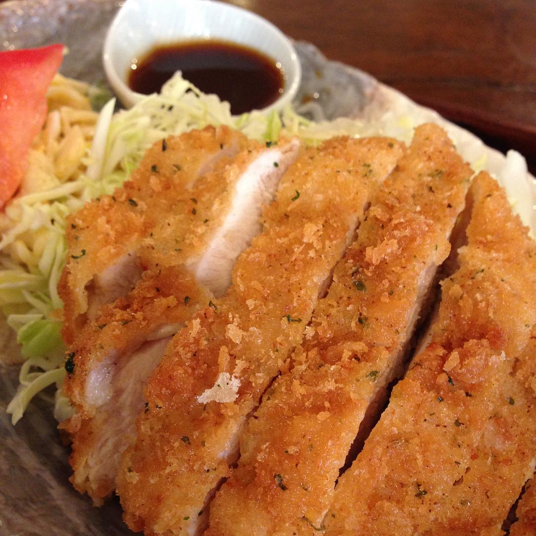 今日のまかないは「チキンカツ ハーブ風味定食」です。今日でリトスタで働き始めて1年になりました。これからもよろしくお願いします。（い）