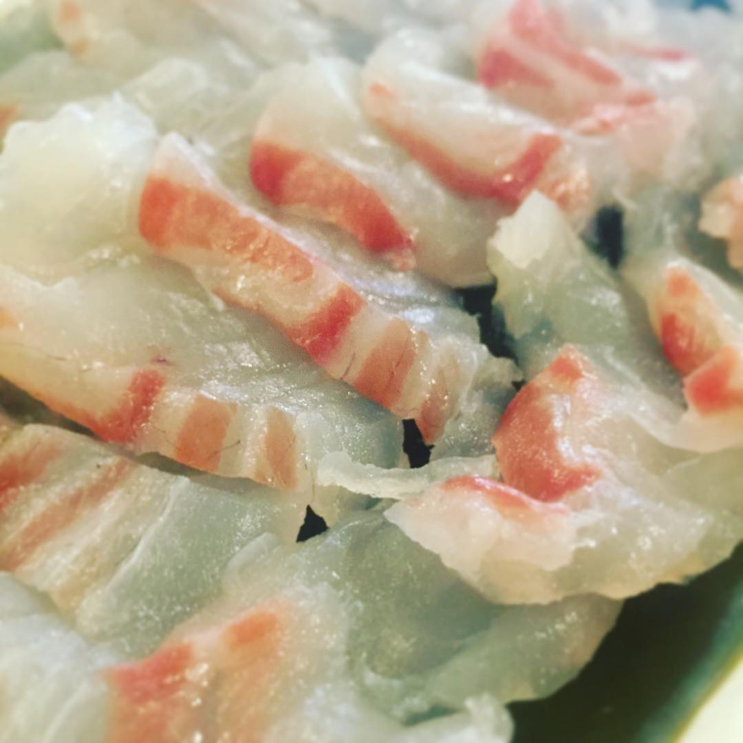 緊急告知！
この週末は、春の手まり寿司！
桃の節句にちなみまして、縁起の良い海老、はまぐり、鯛の3種の手まり寿司をお作りします！本日からこの週末3日間のみになります。恵方巻きの美味しさを知っているあなたには、是非食べていただきたいです！
写真は鯛を昆布締めにしているところです。店長決死の覚悟で仕込み中！お客さん、来てねー！（麻）