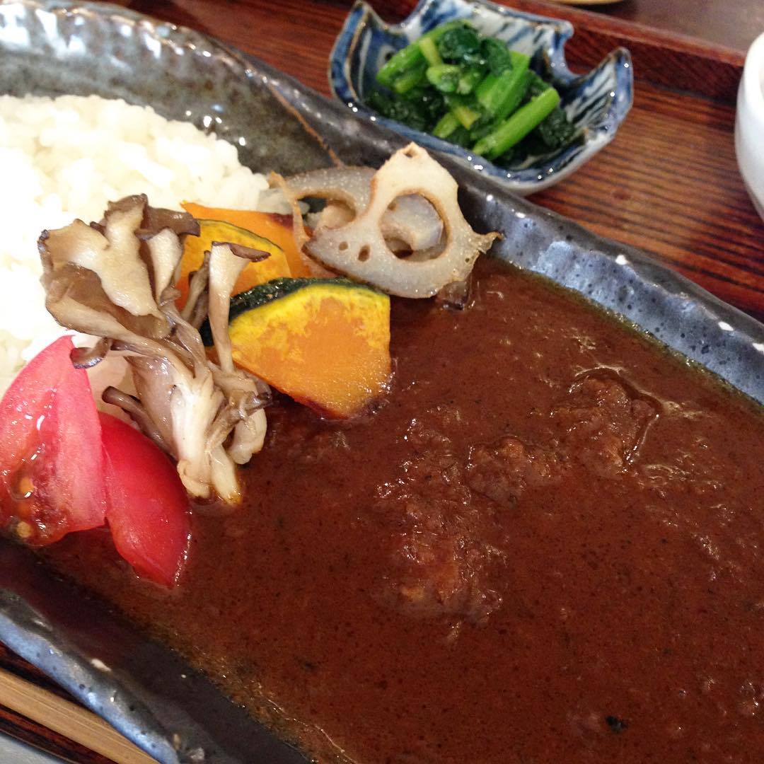 今日のまかないは「チキンカレー」です。
今日は風が強かったですね。花粉で目が痒いのにこの風…明日は晴れるといいなぁ。（い）